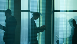 Personas trabajadoras en una oficina sin comunicarse