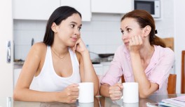 Madre e hija adolescente compartiendo tiempo