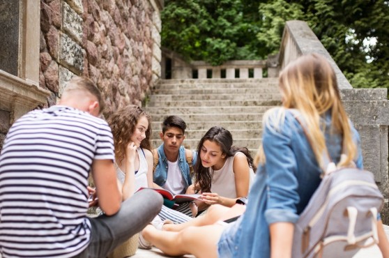 Adolescents sortint de l'escola