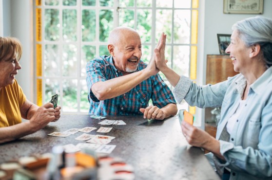 Personas mayores jugando en casa 