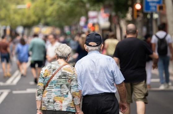 Dues persones grans passejant per la ciutat.