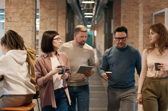 Personas hablando en un ambiente laboral