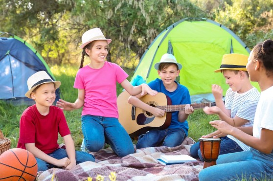 Infants en un campament d'estiu.