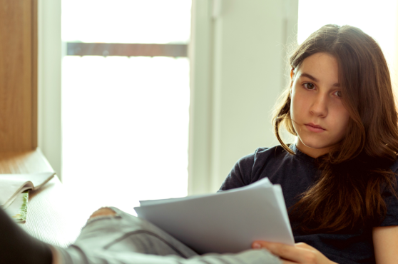 Adolescente estudiando en su habitación